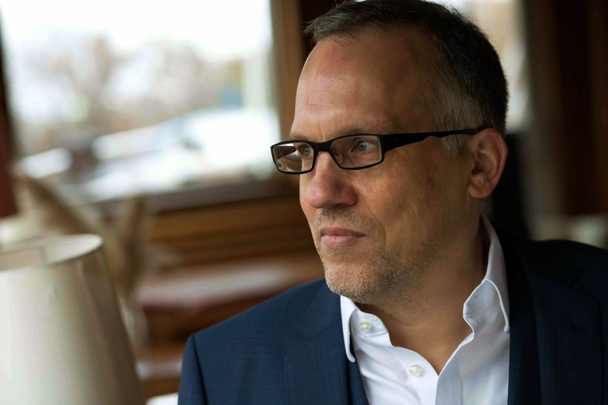 Peter Heilrath in seiner Kanzlei